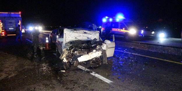 İki otomobil kafa kafaya çarpıştı: Yaralılar var