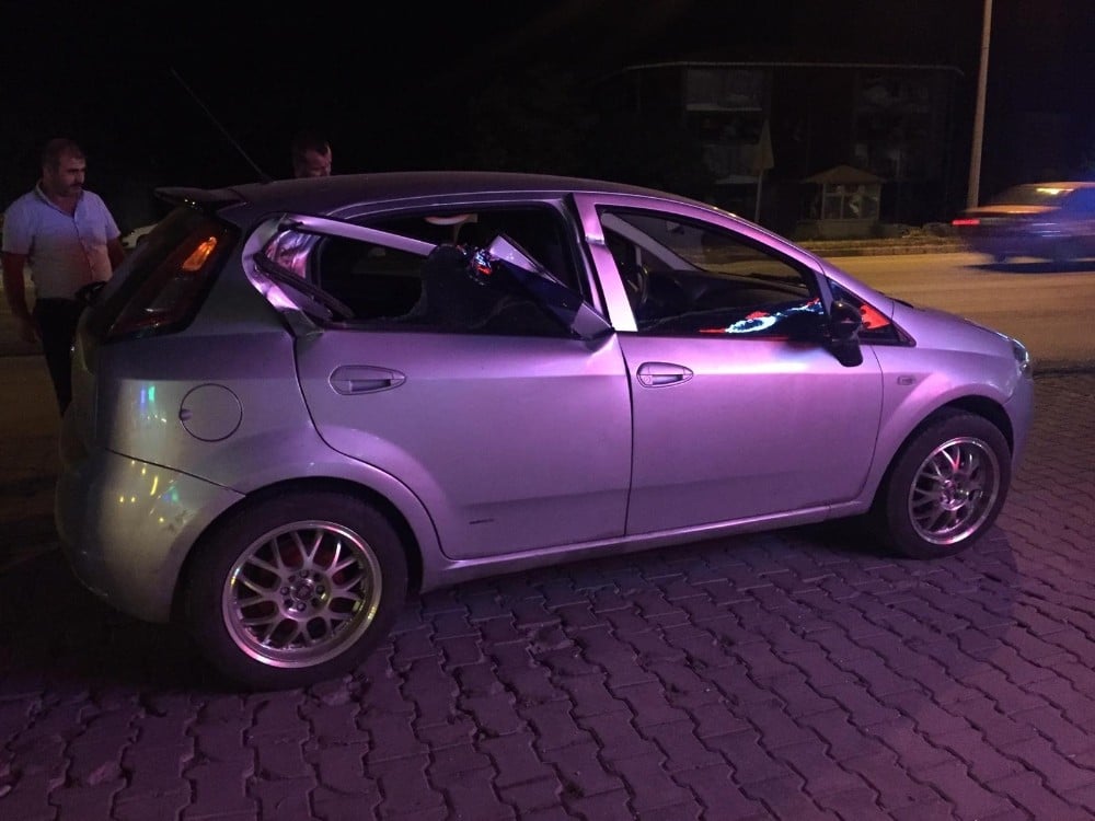 İki otomobile çarparak durabildi: 1 yaralı 