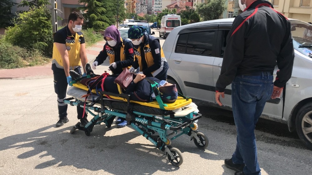 İki otomobilin çarpıştı 3 kişi yaralandı 