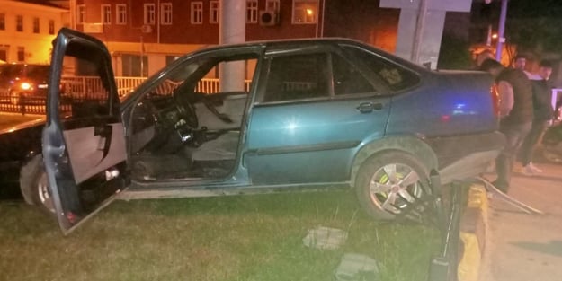 İki otomobilin çarpıştığı kazada sürücüler burnu bile kanamadan kurtuldu