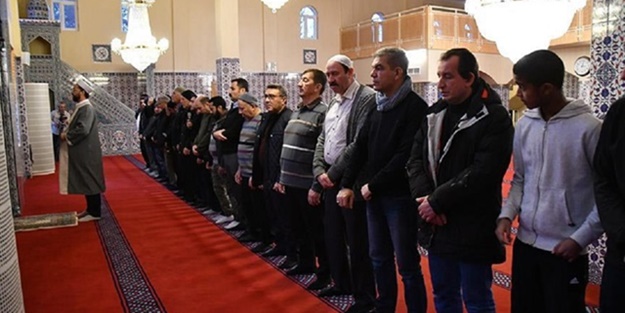 İki saatte üç vakit namaz kılıyorlar