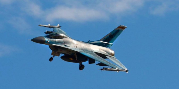 İki savaş uçağı havada çarpıştı!