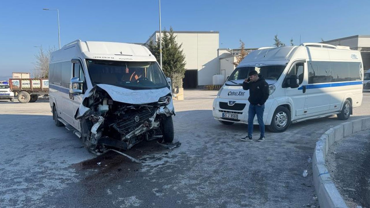 İki servis aracı birbirine girdi! 19 yaralı