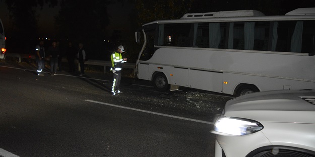 İki servis aracı birbirine girdi: Yaralılar var