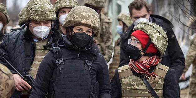 İki taraflı oynayan Almanya'nın Dışişleri Bakanı cephede görüntülendi