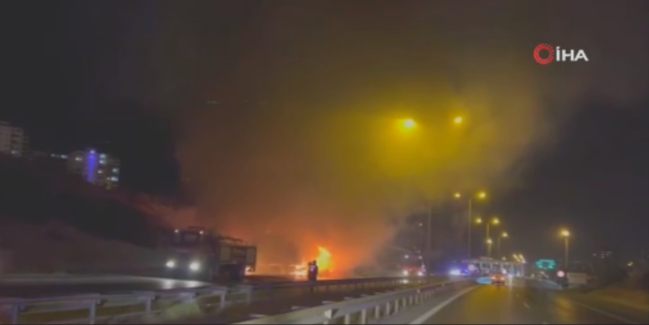 İki tır kafa kafaya çarpıştı! Tırlar kül oldu