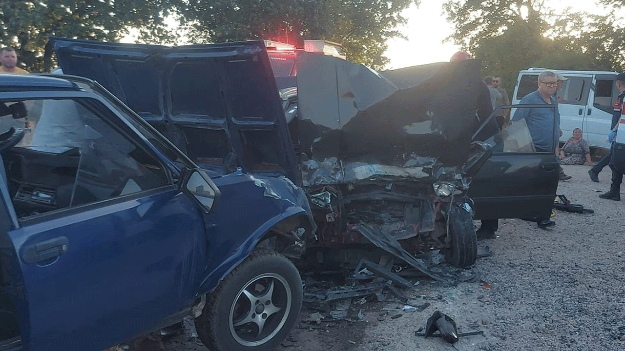 İki Tofaş kafa kafaya çarpıştı: Ölü ve yaralılar var!