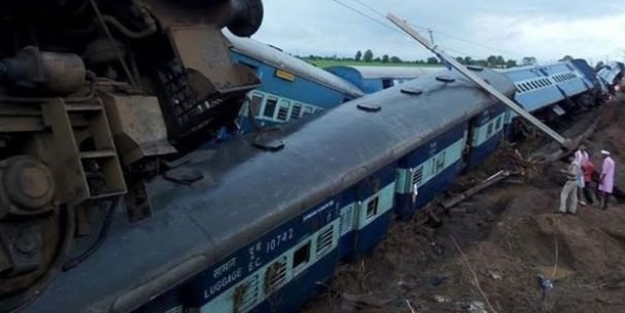 İki tren raydan çıktı: 27 ölü