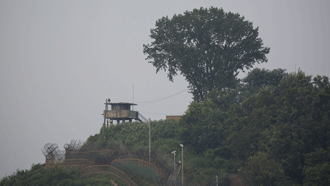 İki ülke savaşın eşiğine geldi: Sınırı geçen askerlere ateş açtılar!