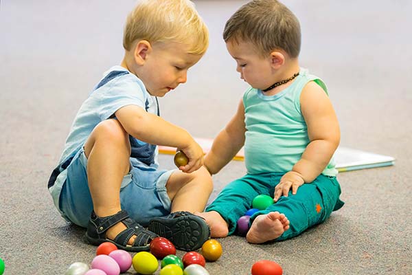 İki yaş grubu çocuklar için nasıl aktiviteler hazırlanır?