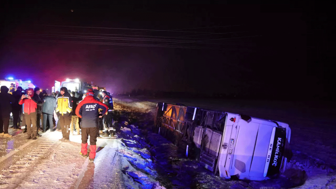 İki yolcu otobüsü devrildi: Ölü ve yaralılar var!