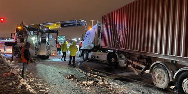 İki yolcu otobüsü ile tır çarpıştı! Yaralılar var