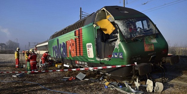 İki yolcu treni çarpıştı: 50 yaralı