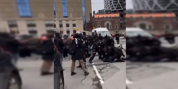İki yüzlü Batı! Kanada polisi Filistin eylemcilerini yumrukladı!