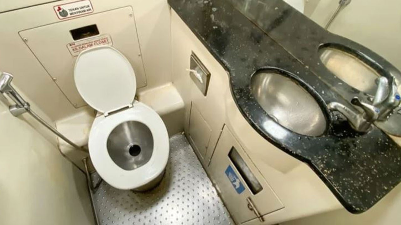 İkide bir tuvalete giden yolcuyu uçaktan attılar!