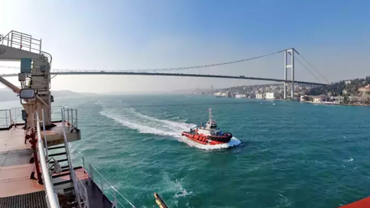 İkinci bir duyuruya kadar geçişler askıda... İstanbul Boğazı gemi trafiğine kapatıldı