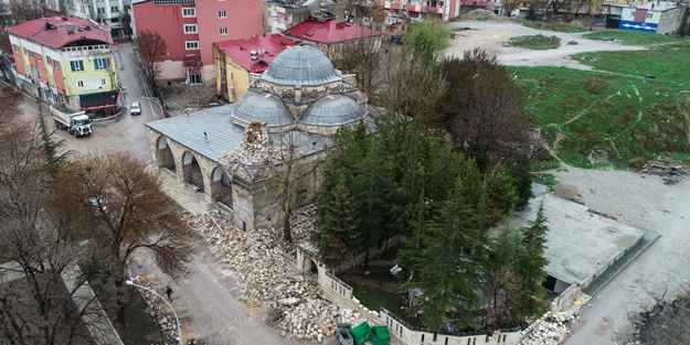 İkinci depremin merkez üssünde 19 cami hasar gördü