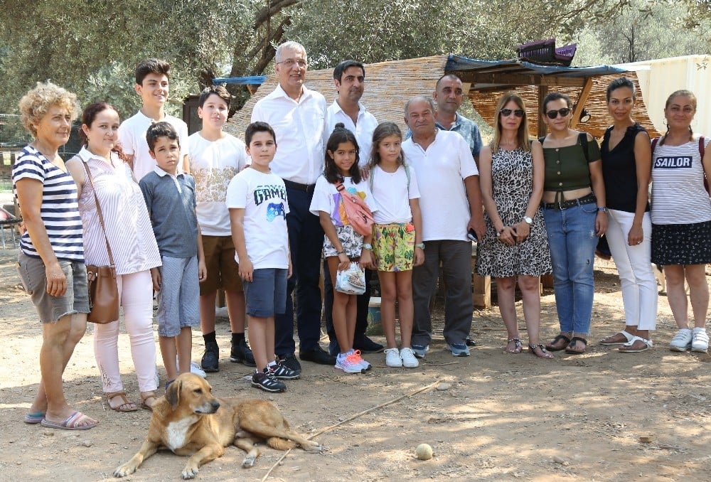 İkinci el kitap satarak, sokak hayvanlarına mama aldılar 