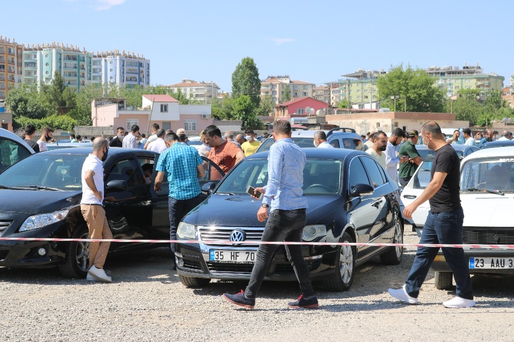 İkinci el oto pazarı ’korona pazarı’ oldu 