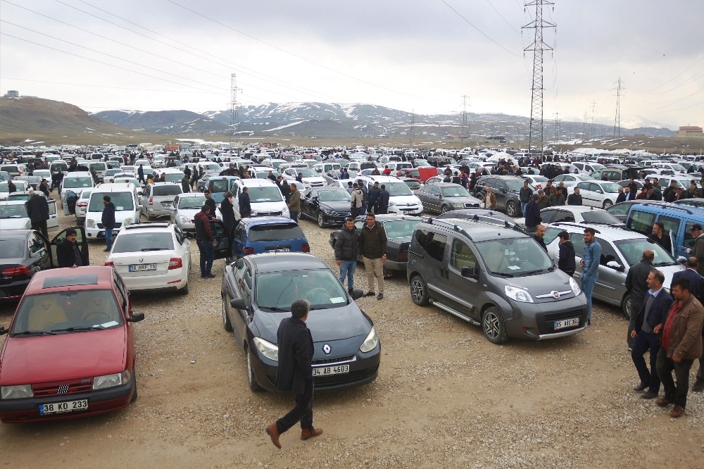 İkinci el otomobile bakan çok alan yok 