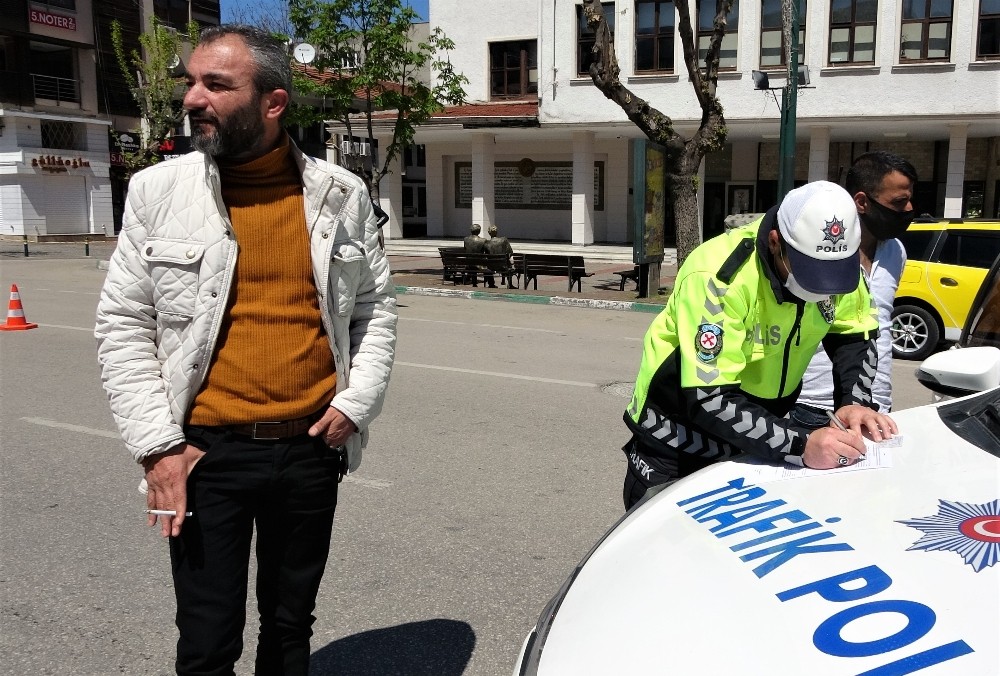 İkinci sokağa çıkma cezasını yedi, tutanağı yırtıp yere attı 