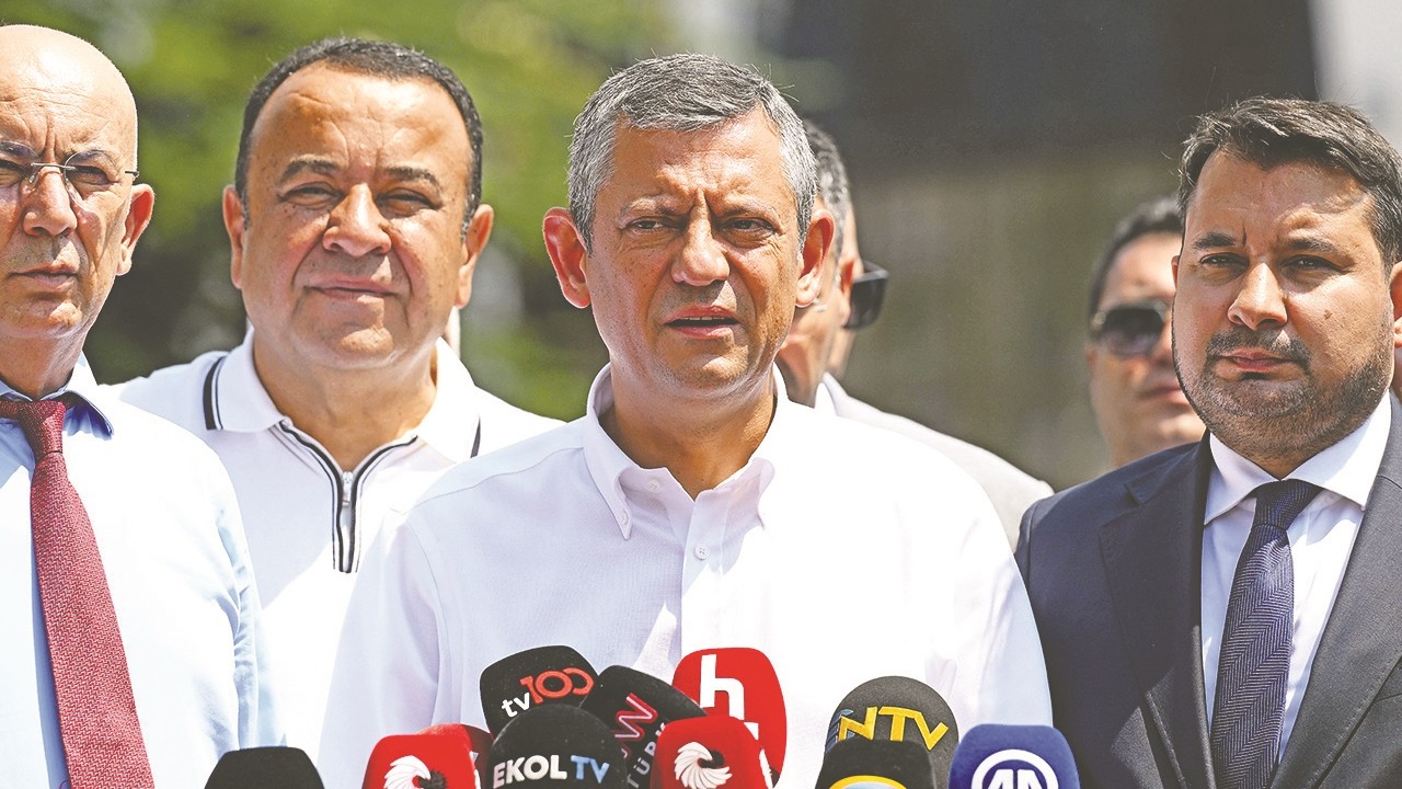 İkiyüzlü Özel Hamas’a terörist diyor Filistin sevgisinden bahsediyor! Seni tek bir kişi bile ciddiye almaz