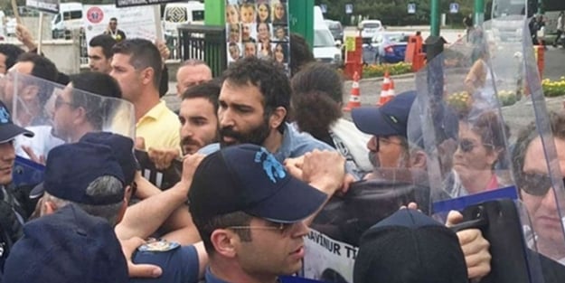 İkiyüzlülüğün fotoğrafı: Dayak yiyen Barış Atay, 'katil' dediği polise sığındı!
