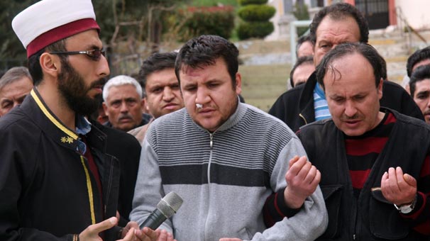 İkiz bebekleriyle aynı tabutta defnedildi