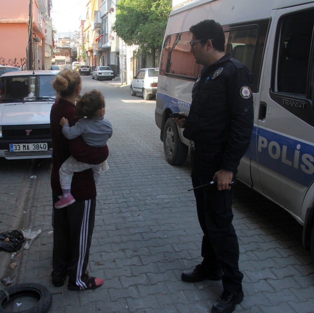 İkiz bebekleriyle sokağa atıldı 