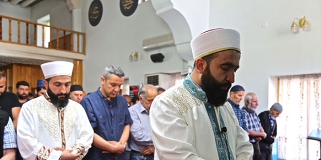 İkiz imamları cemaat ayırt edemiyor