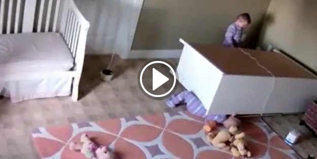 İkiz kardeşini ölümden kurtardı!