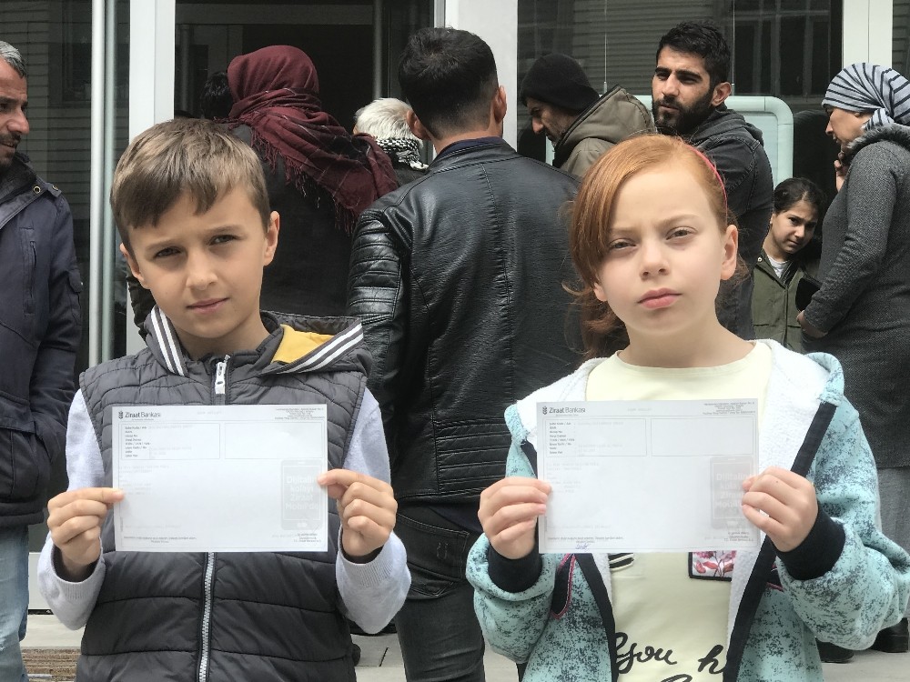 İkiz kardeşler, tablet almak için topladıkları paraları ’Biz Bize Yeteriz’ kampanyasına bağışladı 