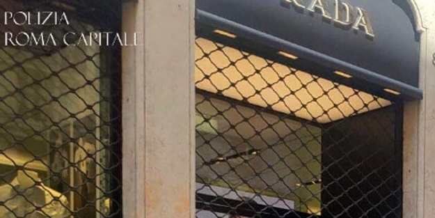 İklim aktivistleri Yüzlerce mağazası bulunan lüks giyim markalarının vitrinlerine boya dökerek protesto etti