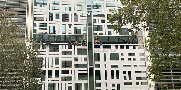 İngiltere karıştı! İklim savunucuları İçişleri Bakanlığı binasına tırmandı