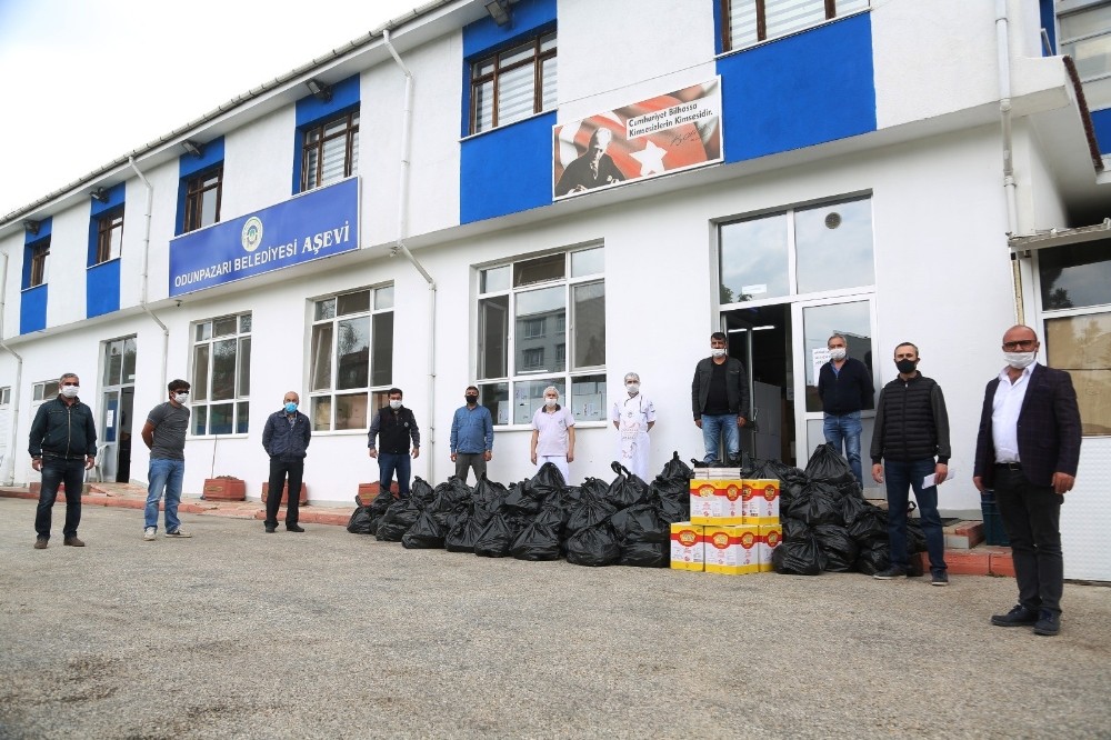 İkramiyeleri ile aldıkları gıda paketlerini ihtiyaç sahiplerine dağıttılar 