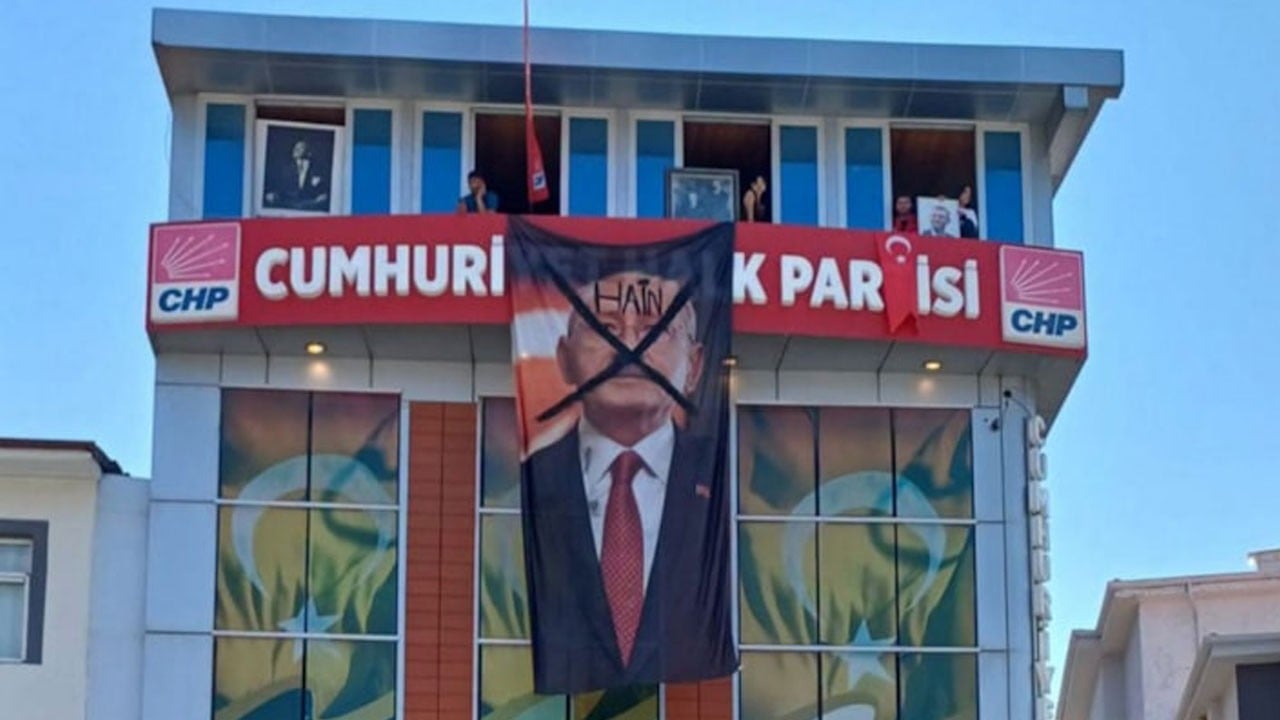 İl binasına Kılıçdaroğlu’nun fotoğrafını asıp ‘Hain’ yazdılar