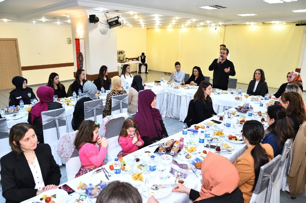İl Emniyet Müdürü Tuğ, kadın personellerin gününü kutladı 