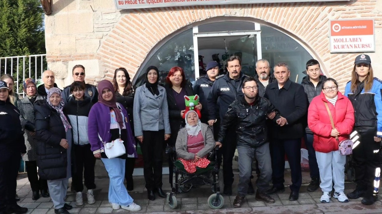 İl Emniyet Müdürü’nden biyonik kulaklılara destek ziyareti