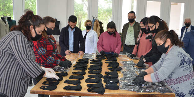 İl il koronavirüsle mücadele: Kozan Belediyesi maske üretip ücretsiz dağıtıyor