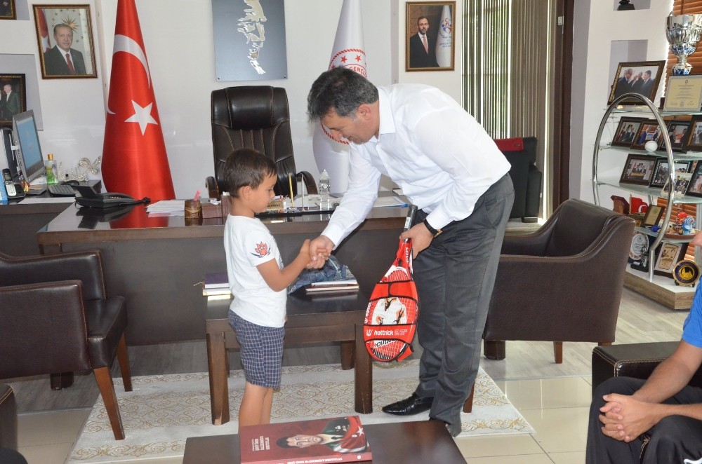 İl Müdürü Eskici’nden minik tenisçiye raket hediyesi 