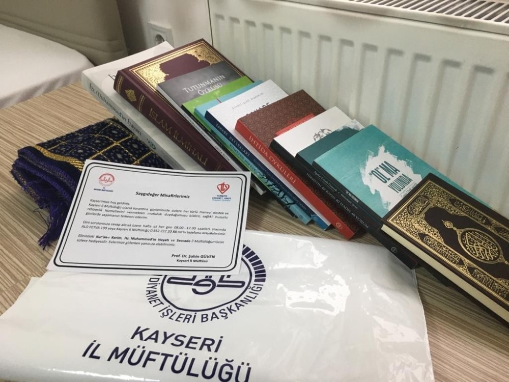 İl Müftülüğü karantinada kalanlara Kur’an-ı Kerim ve seccade ve kitaplar hediye etti 