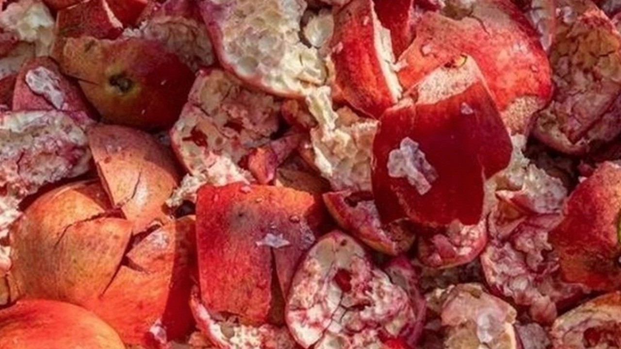 Çöpe atan bin pişman! Nar Kabuğunu kaynatıp bir bardak için!