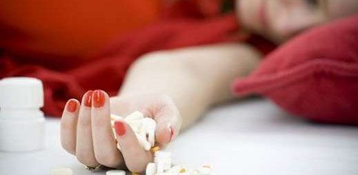 Küçük kız bir elinde silah bir elinde bıçakla intihara kalkıştı