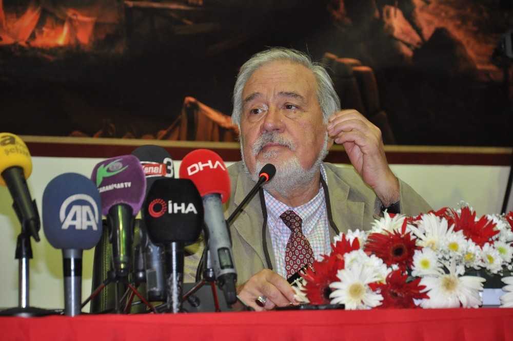 İlber Ortaylı’yı dinlemek isteyenler salona sığmadı 