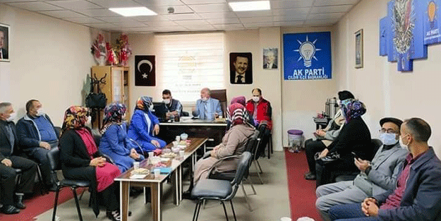 İlçe başkanı ve üyeler istifa edip AK Parti'ye geçti