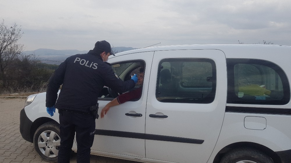 İlçe girişinde sürücüler kızılötesi ateş ölçerler ile kontrol ediliyor 