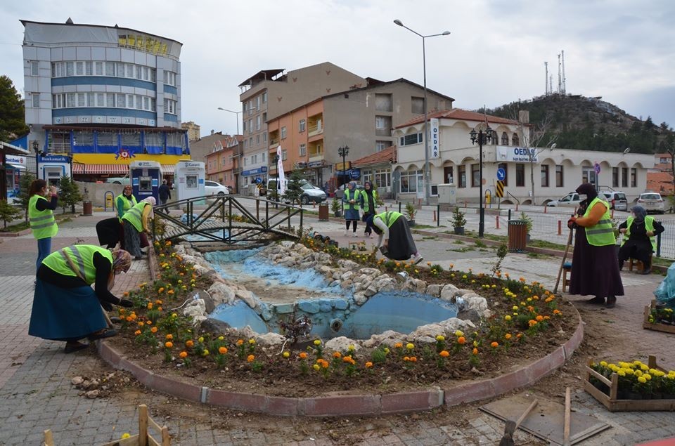 İlçe merkezi çiçeklerle donatıldı 