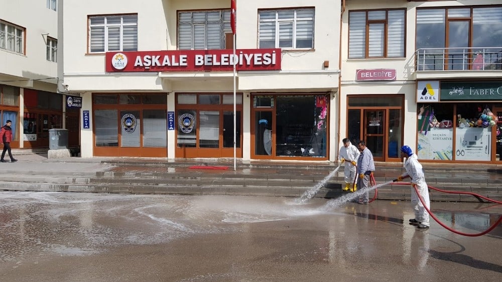 İlçe merkezi köpüklü suyla yıkandı 
