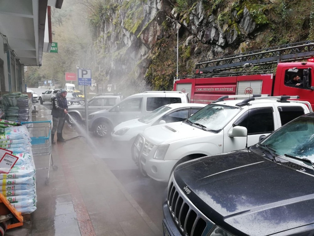 İlçe merkezini kaplıca suyu ile dezenfekte ettiler 