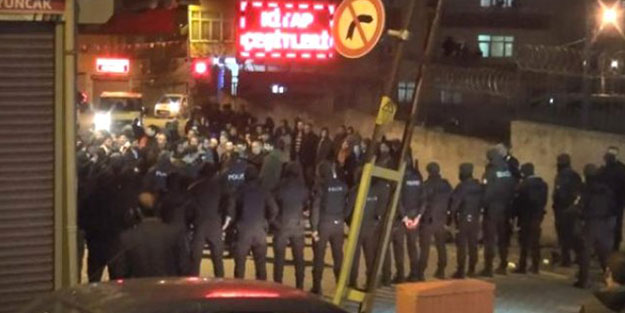 İlçe sakinleriyle Suriyeliler birbirine girdi! Yaralılar var